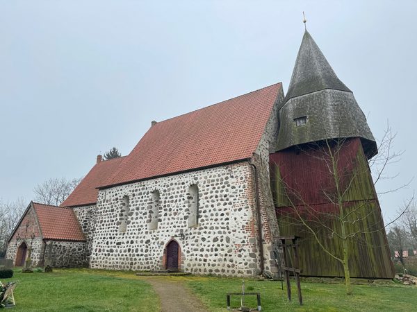 Feldsteinkirche mit hölzernem Glockenturm, April, vormittags, bedeckt