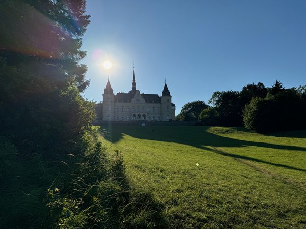 Schloss im Gegenlicht, Juni, abends