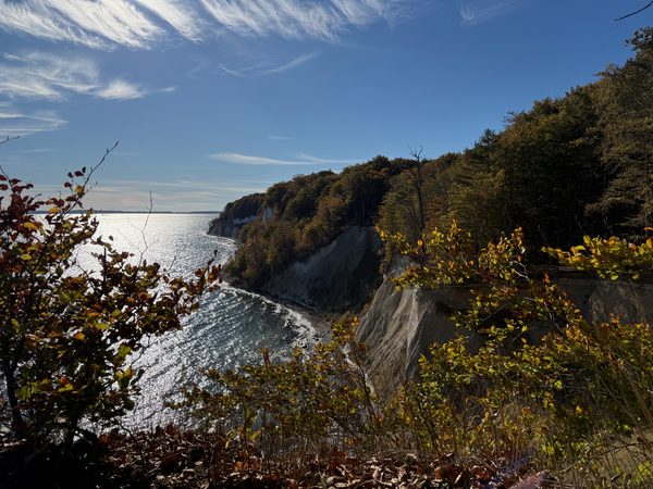 Kreideküste, Rügen, Oktober, mittags, Gegenlicht über dem Wasser