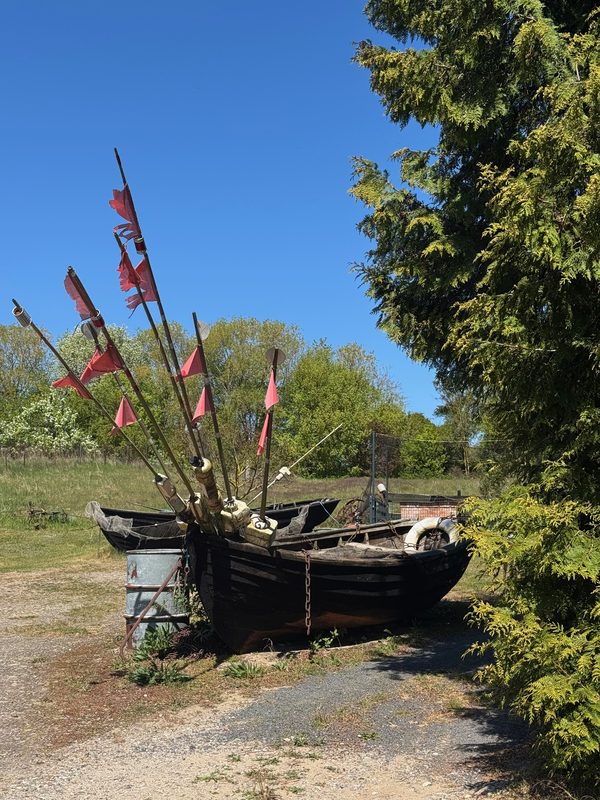 Fischerboot mit Bojenfahnen, Mai, mittags