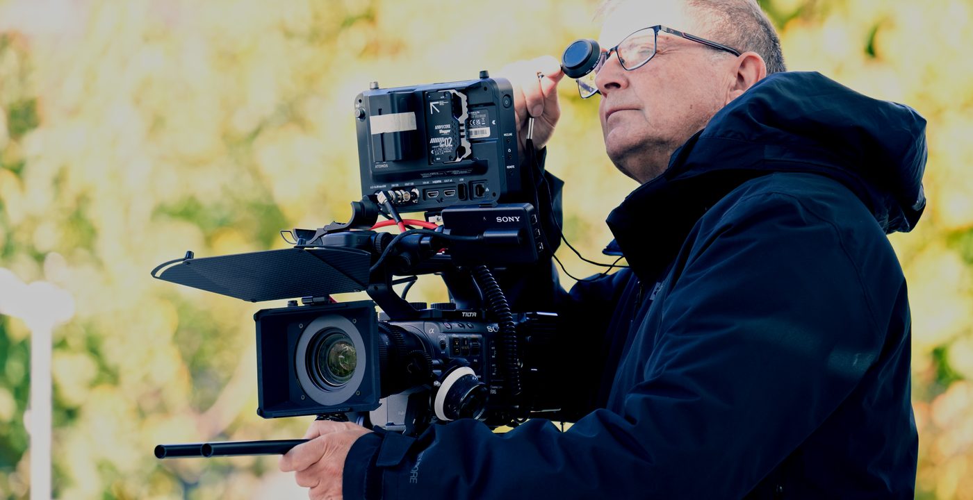 Raoul W. Heimrich mit der Sony FX6 auf der Schulter bei Dreharbeiten im Freien